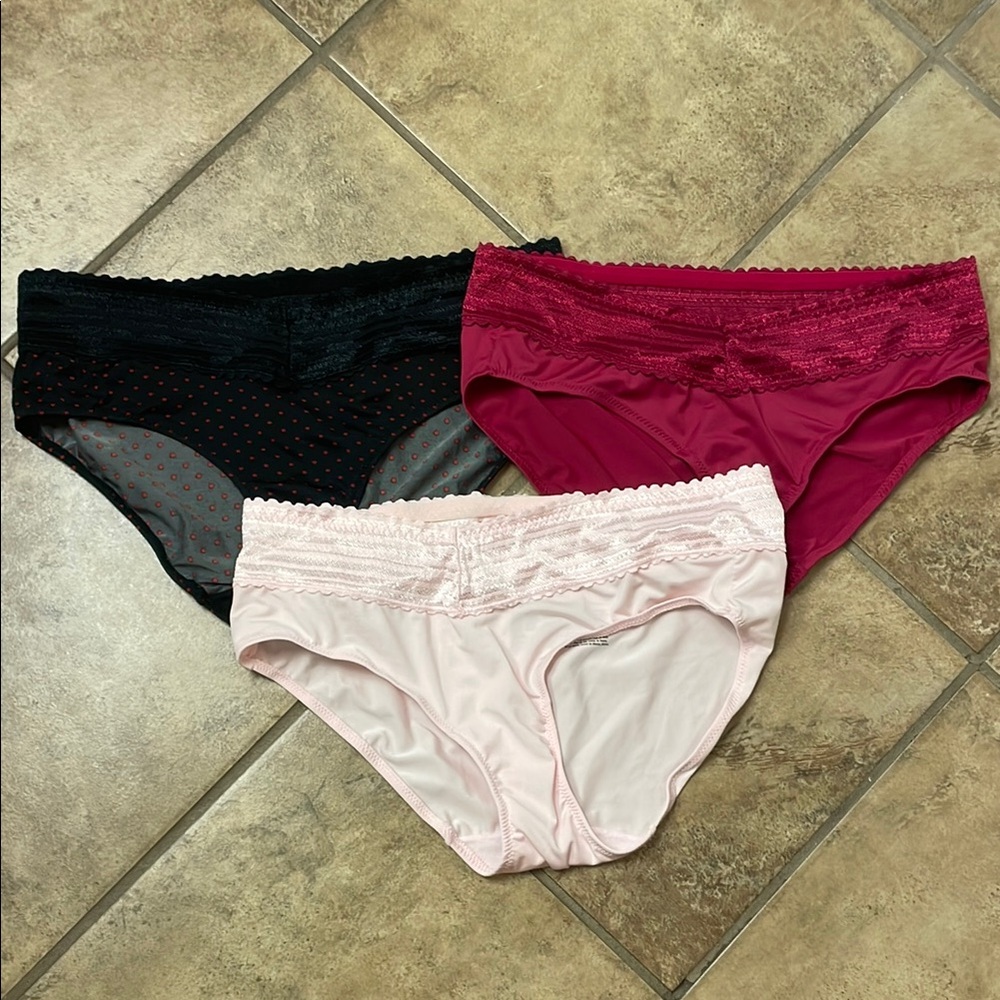 Warners Set of Three Lace Trimmed Panties NEW